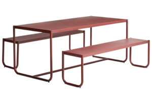 Kave Home Červený kovový zahradní set stolu a lavic Sotil